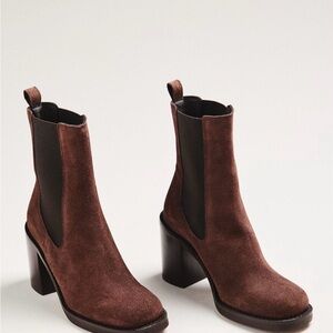 ✨ By Anthropologie Block-Heel
Chelsea Boot Size 6✨